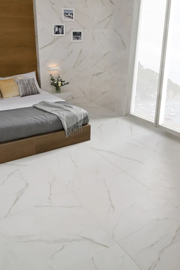 Espacio de la casa con azulejos efecto mármol en tonos neutros, colección Marbleous de Metropol