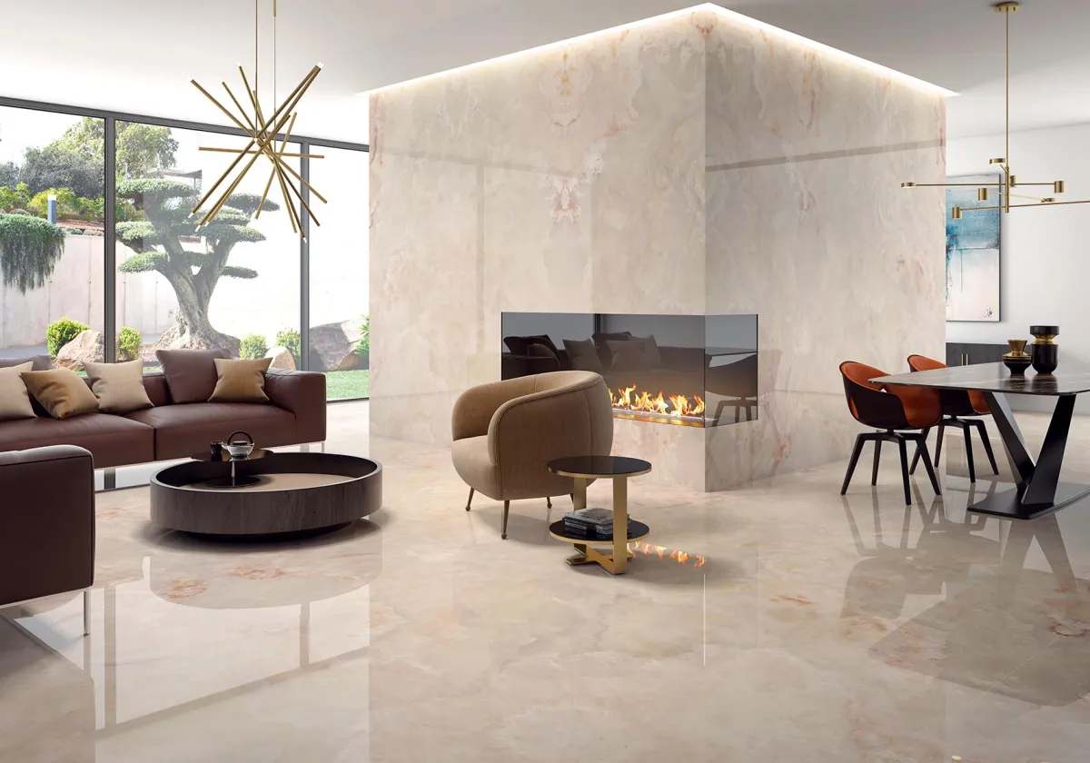 Espacio de la casa con azulejos efecto mármol en tonos cálidos, colección Onix de Arklam