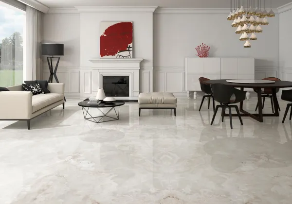 Espacio de la casa con azulejos efecto mármol en tonos neutros, colección Onix de Arklam