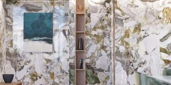 Espacio de la casa con azulejos efecto mármol, colección Paris de Magnífica