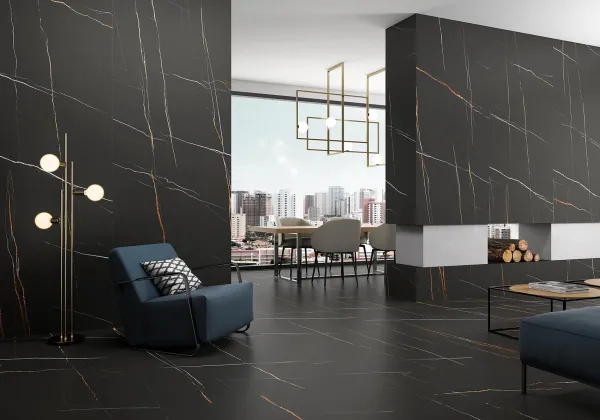 Espacio de la casa con azulejos efecto mármol en tonos neutros, colección Sahara noir de Arklam