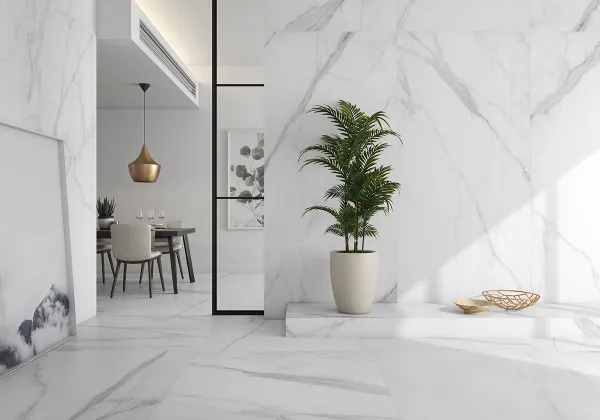 Espacio de la casa con azulejos efecto mármol en tonos neutros, colección Tholos de Argenta