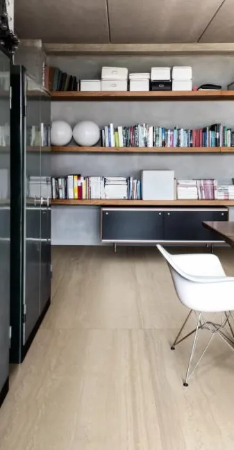 Espacio de la casa con azulejos efecto mármol, colección Travertino de Marazzi