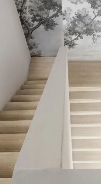 Espacio de la casa con azulejos efecto mármol, colección Travertino de Marazzi