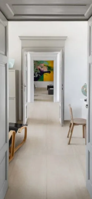 Espacio de la casa con azulejos efecto mármol en tonos neutros, colección Travertino de Marazzi