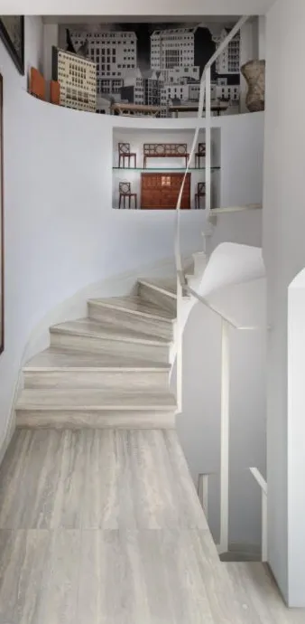 Espacio de la casa con azulejos efecto mármol en tonos neutros, colección Travertino de Marazzi