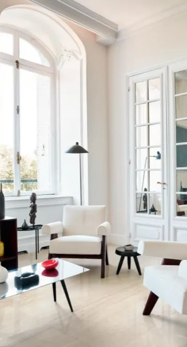Espacio de la casa con azulejos efecto mármol, colección Travertino de Marazzi
