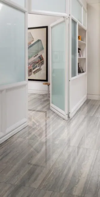 Espacio de la casa con azulejos efecto mármol en tonos neutros, colección Travertino de Marazzi