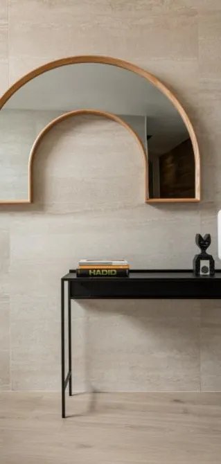 Espacio de la casa con azulejos efecto mármol en tonos cálidos, colección Travertino de Marazzi