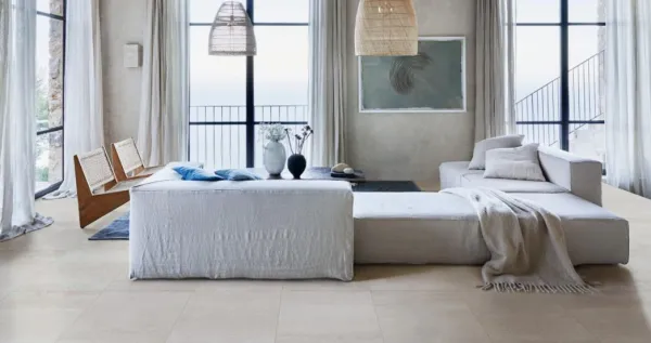 Espacio de la casa con azulejos efecto mármol, colección Travertino de Marazzi
