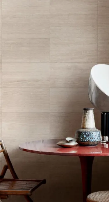 Espacio de la casa con azulejos efecto mármol en tonos cálidos, colección Travertino de Marazzi
