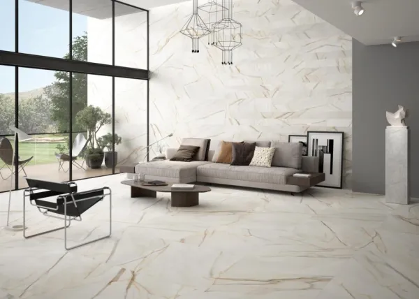 Espacio de la casa con azulejos efecto mármol en tonos neutros, colección Viena gold de Durstone