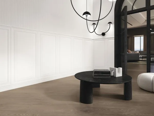 Espacio de la casa con azulejos efecto monocolor en tonos neutros, colección Bellagio de Ape