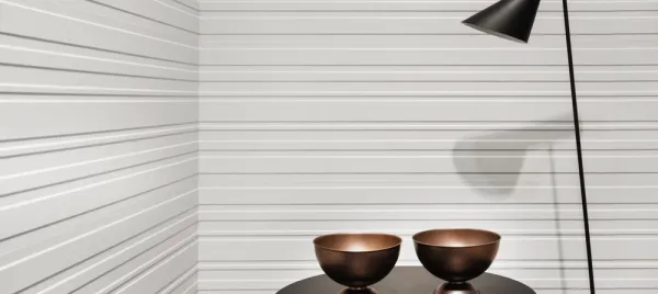 Espacio de la casa con azulejos efecto monocolor en tonos neutros, colección Bianchi de TAU ceràmica