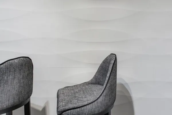 Espacio de la casa con azulejos efecto monocolor en tonos neutros, colección Bianchi de TAU ceràmica