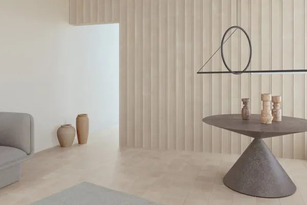 Espacio de la casa con azulejos efecto monocolor en tonos cálidos, colección Bow de Harmony