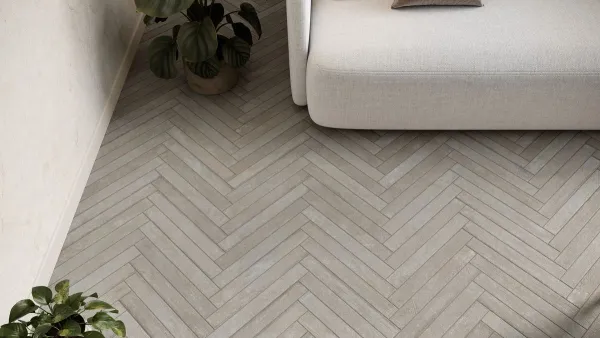 Espacio de la casa con azulejos efecto monocolor en tonos neutros, colección Brooklyn de Grespania