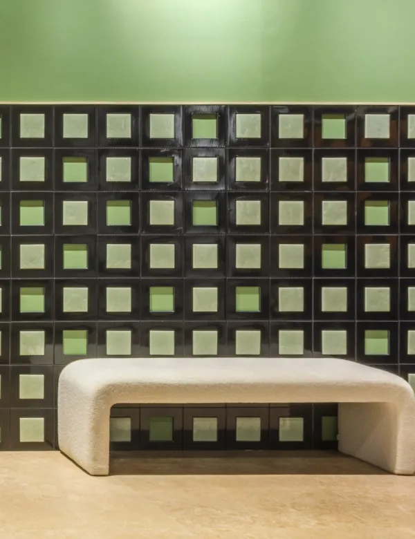 Espacio de la casa con azulejos efecto monocolor, colección In & out de Harmony
