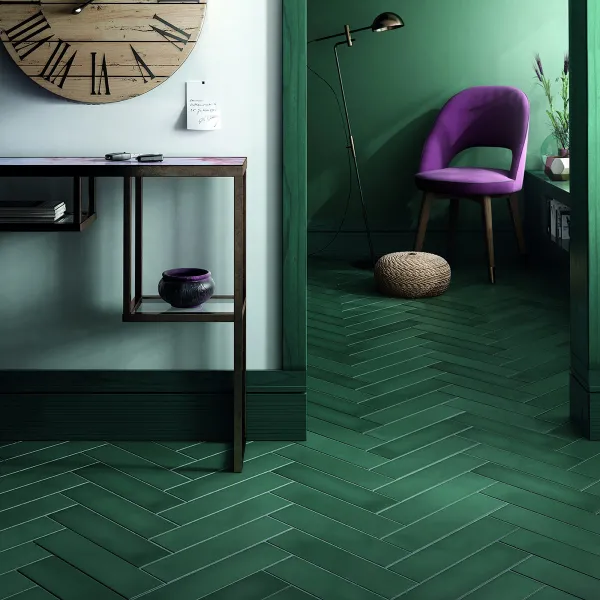 Espacio de la casa con azulejos efecto monocolor en tonos fríos, colección Stromboli de Equipe