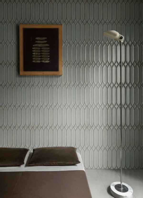 Espacio de la casa con azulejos efecto monocolor en tonos neutros, colección Terramater de Marazzi