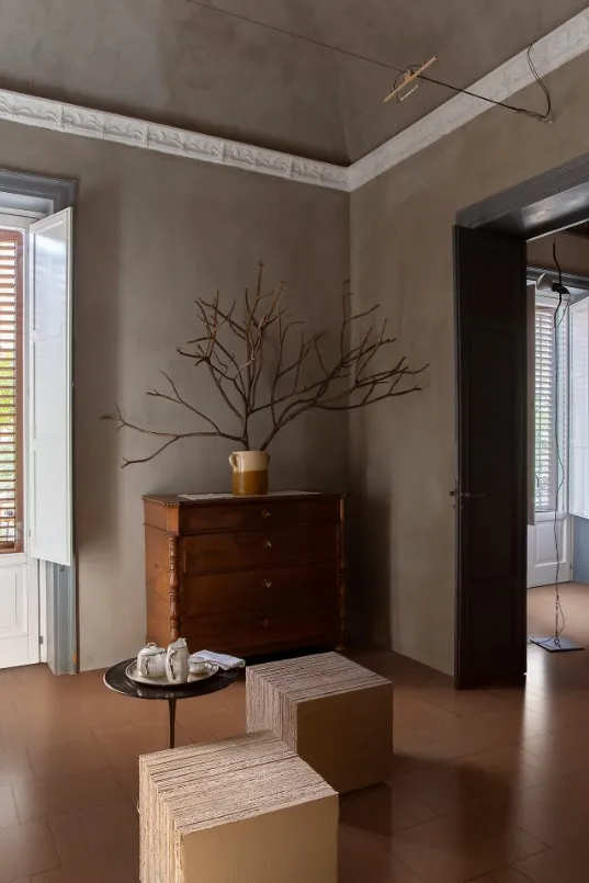 Espacio de la casa con azulejos efecto monocolor en tonos cálidos, colección Terramater de Marazzi