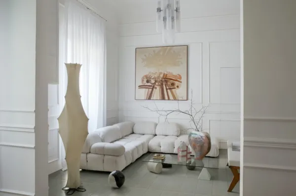 Espacio de la casa con azulejos efecto monocolor en tonos neutros, colección Terramater de Marazzi