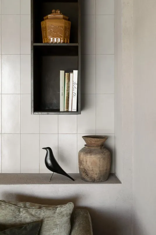 Espacio de la casa con azulejos efecto monocolor en tonos cálidos, colección Terramater de Marazzi
