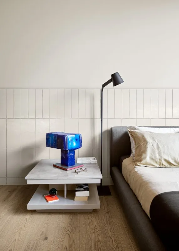 Espacio de la casa con azulejos efecto monocolor en tonos cálidos, colección Terramater de Marazzi