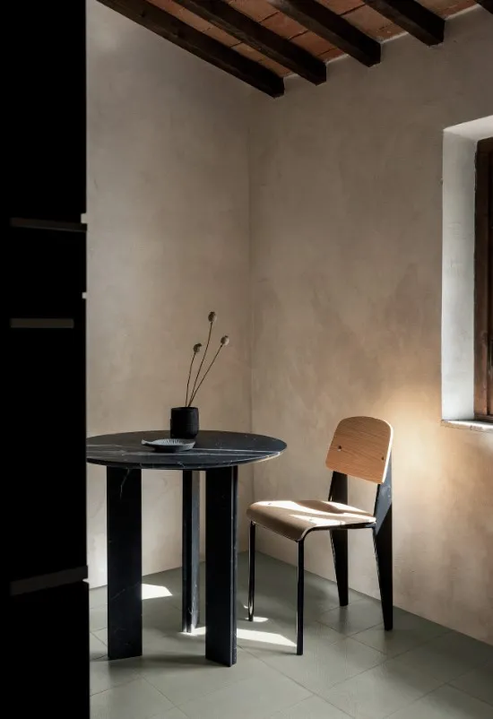 Espacio de la casa con azulejos efecto monocolor en tonos cálidos, colección Terramater de Marazzi