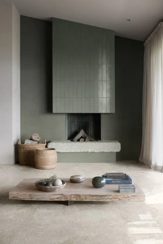Espacio de la casa con azulejos efecto monocolor en tonos neutros, colección Terramater de Marazzi
