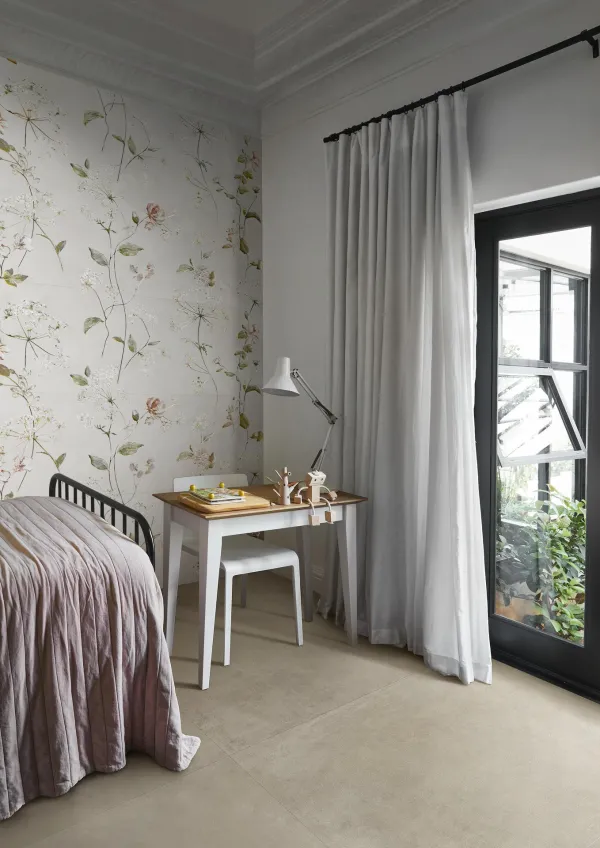 Espacio de la casa con azulejos efecto monocolor, colección White deco de Marazzi