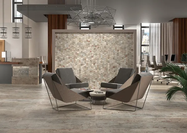 Espacio de la casa con azulejos efecto óxido en tonos cálidos, colección Metal de TAU ceràmica