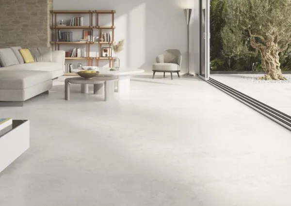 Espacio de la casa con azulejos efecto piedra en tonos neutros, colección Althea de Colorker