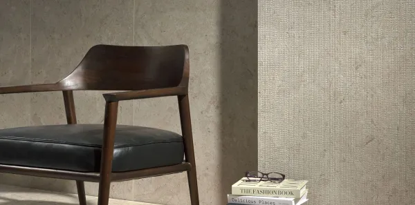 Espacio de la casa con azulejos efecto piedra en tonos cálidos, colección Ardara de Peronda