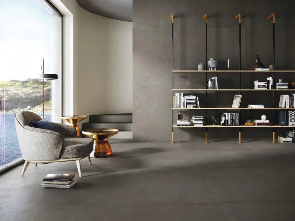 Espacio de la casa con azulejos efecto piedra en tonos neutros, colección Argillae de Ape