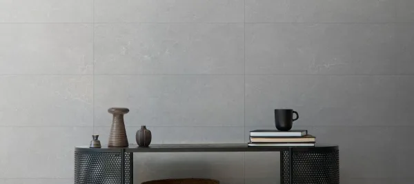 Espacio de la casa con azulejos efecto piedra en tonos neutros, colección Astor de Mikonos