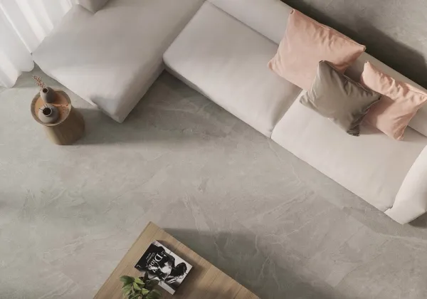 Espacio de la casa con azulejos efecto piedra en tonos neutros, colección Aura de Emotion