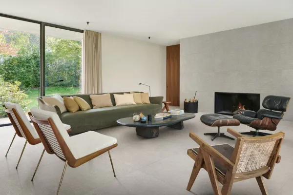 Espacio de la casa con azulejos efecto piedra, colección Berici de Marazzi