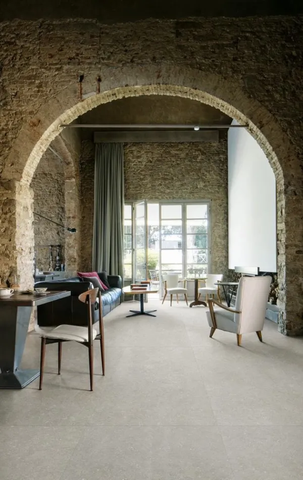 Espacio de la casa con azulejos efecto piedra en tonos neutros, colección Berici de Marazzi