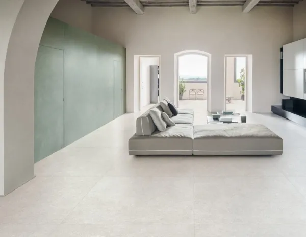 Espacio de la casa con azulejos efecto piedra en tonos neutros, colección Berici de Marazzi