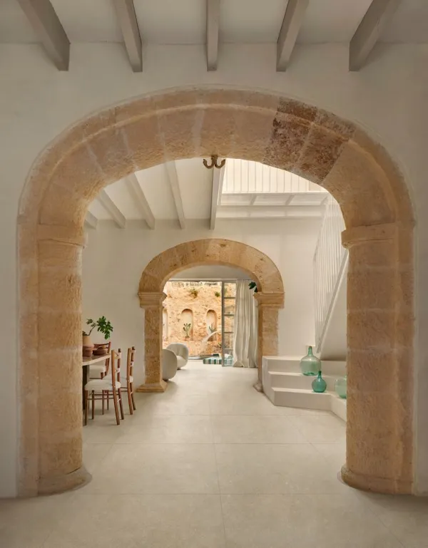 Espacio de la casa con azulejos efecto piedra en tonos cálidos, colección Berici de Marazzi