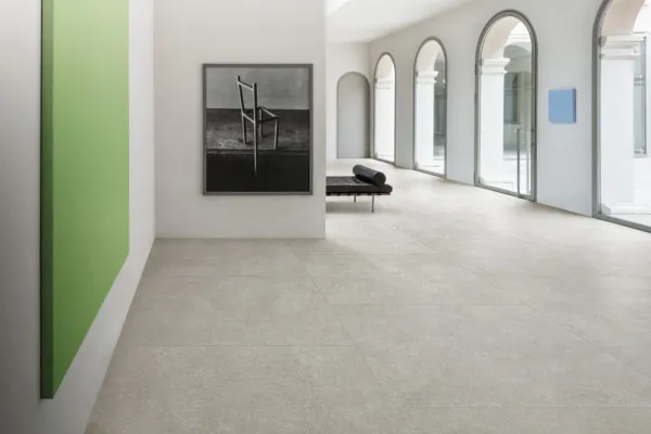 Espacio de la casa con azulejos efecto piedra en tonos neutros, colección Berici de Marazzi