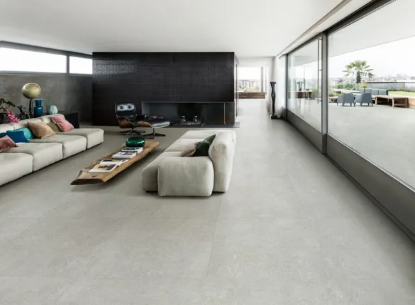 Espacio de la casa con azulejos efecto piedra en tonos neutros, colección Berici de Marazzi