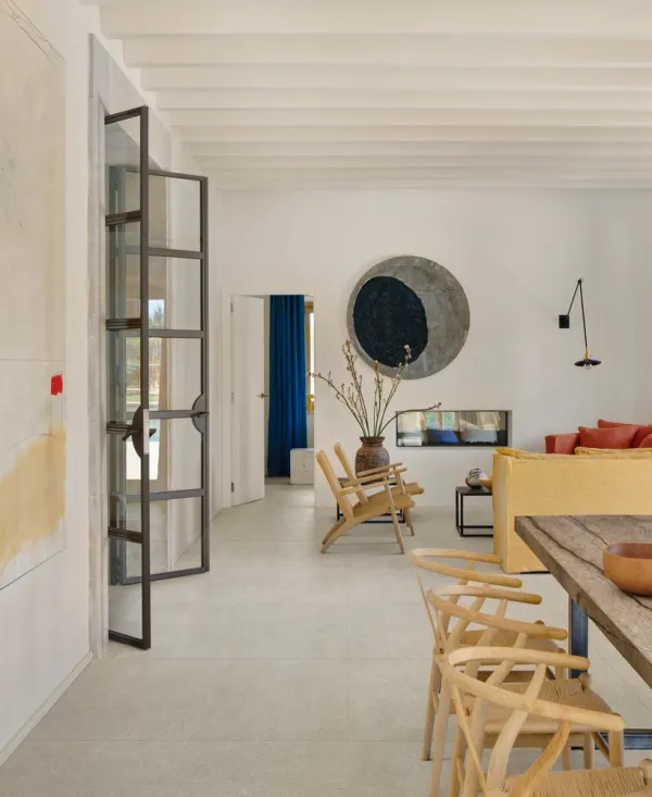 Espacio de la casa con azulejos efecto piedra en tonos cálidos, colección Berici de Marazzi