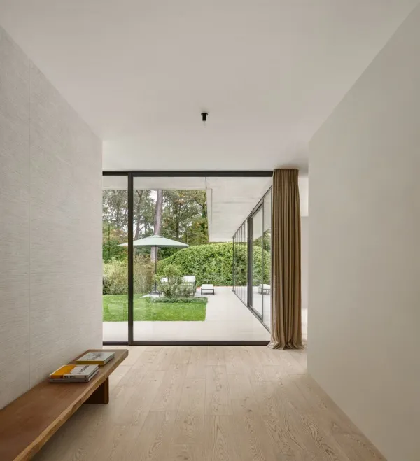 Espacio de la casa con azulejos efecto piedra en tonos cálidos, colección Berici de Marazzi