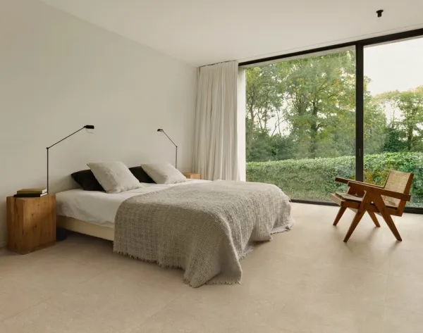 Espacio de la casa con azulejos efecto piedra en tonos cálidos, colección Berici de Marazzi