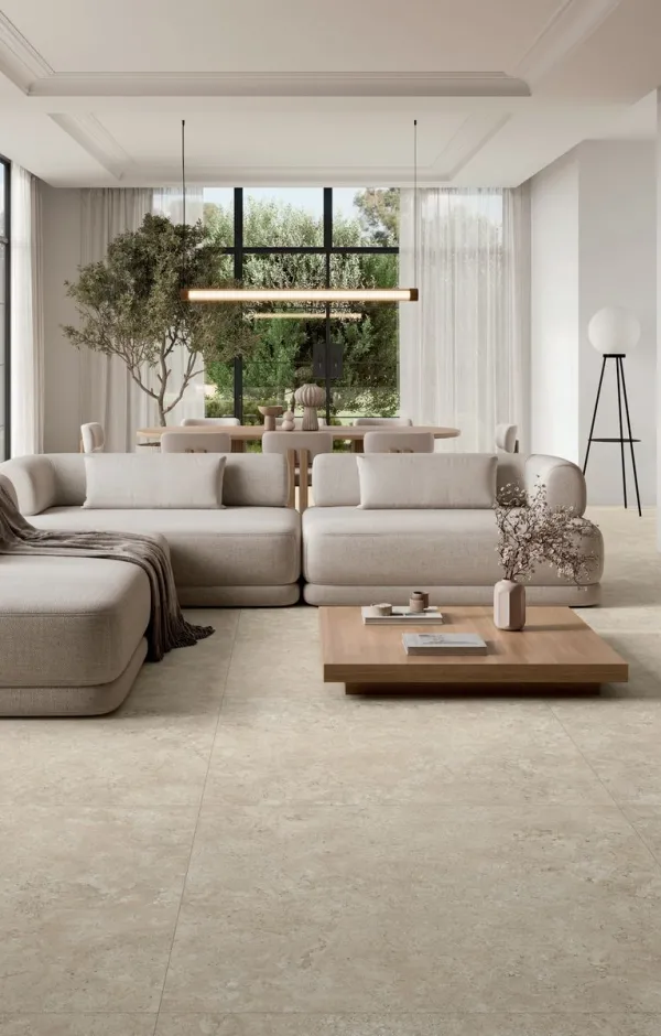 Espacio de la casa con azulejos efecto piedra en tonos cálidos, colección Campaspero de Alaplana