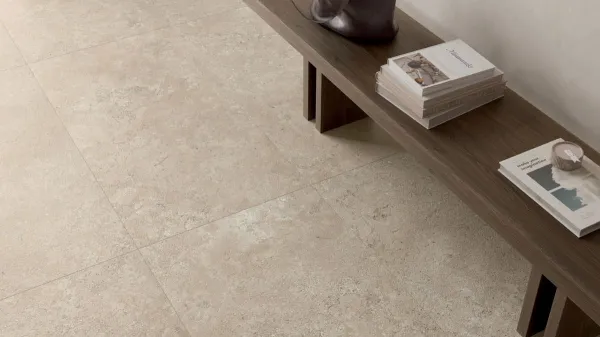 Espacio de la casa con azulejos efecto piedra en tonos cálidos, colección Campaspero de Alaplana