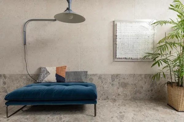 Espacio de la casa con azulejos efecto piedra, colección Carácter de Marazzi