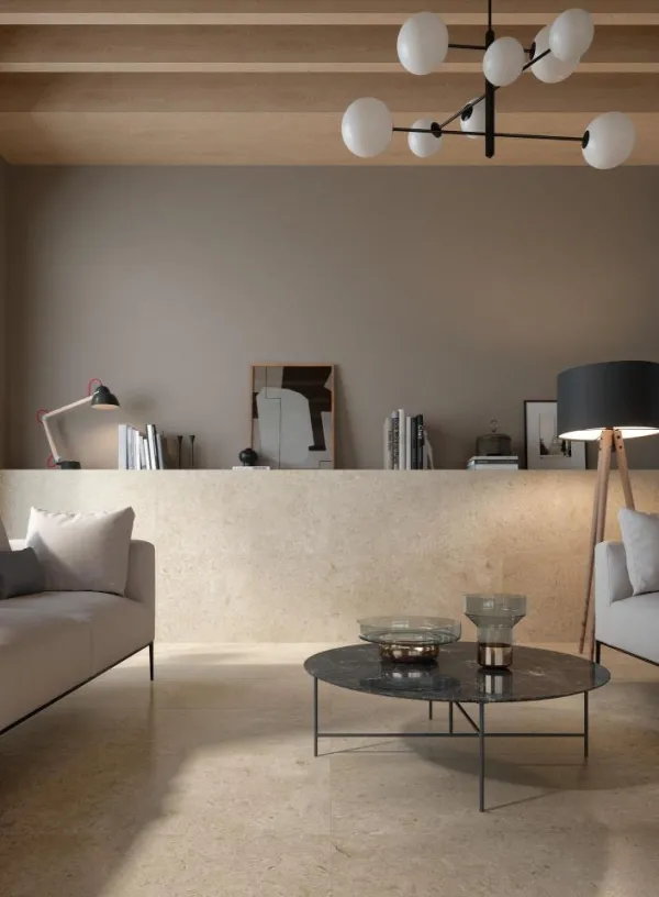 Espacio de la casa con azulejos efecto piedra en tonos cálidos, colección Carácter de Marazzi